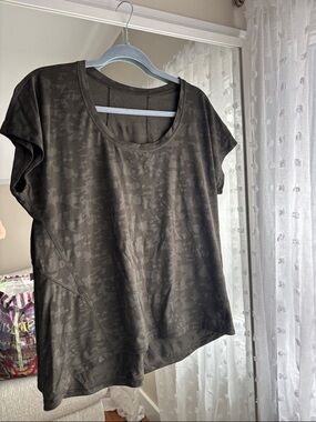 Lululemon Women's Olive Green Short Sleeve Scoop Neck Top